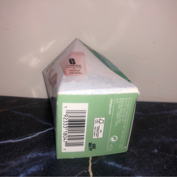 Clinique 2 Piece Lip Luxury Set Lip Colour/Primer Lipstick in PLUM POP + Plumper - Picture 7 of 8